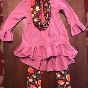 High to low tunic, leggings, and scarf.